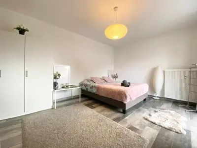 Un ou plusieurs lits dans un hébergement de l'établissement Studio Clara - proche gare et aéroport, balcon