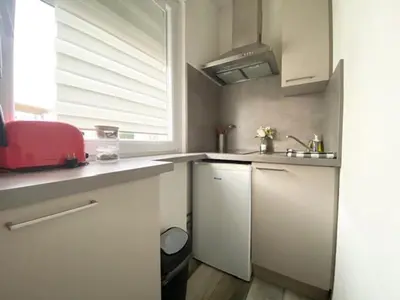 Cuisine ou kitchenette dans l'établissement Studio Clara - proche gare et aéroport, balcon