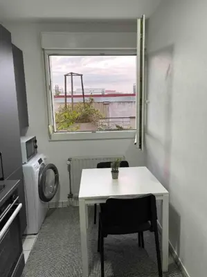 Cuisine ou kitchenette dans l'établissement T2 7 Lys - central, terrasse, garage