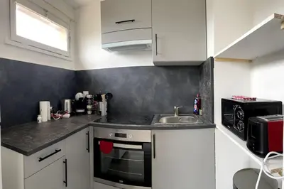 Cuisine ou kitchenette dans l'établissement Studio 114 Robin - grand lit double, balcon