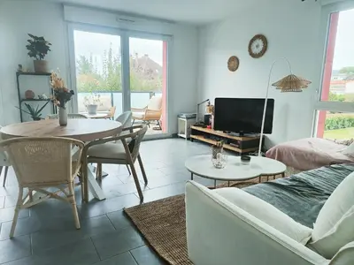 Télévision ou salle de divertissement dans l'établissement Spacieux appartement lumineux