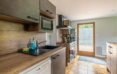 Cuisine ou kitchenette dans l'établissement Amazing Home In Saulxures-Sur-Moselott
