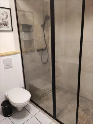 Salle de bains dans l'établissement T2 5 Lys - centre ville, parking privé