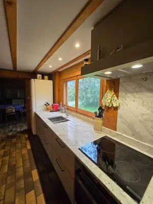 Cuisine ou kitchenette dans l'établissement Chalet Familial Cosy et moderne