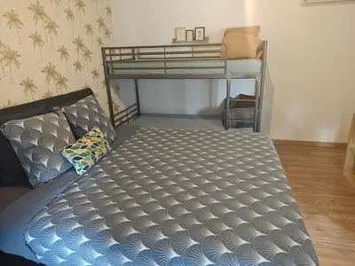 Un ou plusieurs lits dans un hébergement de l'établissement Auberge du manala chambre 4 personnes 24-24