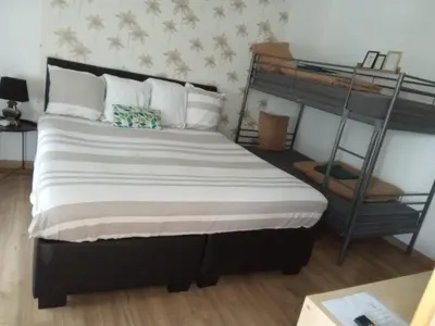 Un ou plusieurs lits dans un hébergement de l'établissement Auberge du manala chambre 4 personnes 24-24