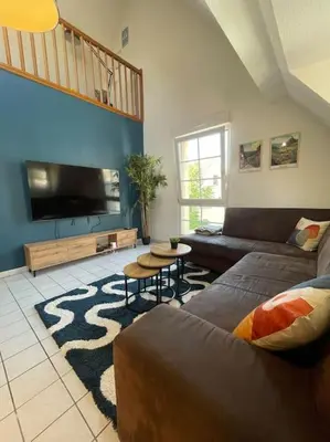 Télévision ou salle de divertissement dans l'établissement Appartement cosy au centre-ville avec garage