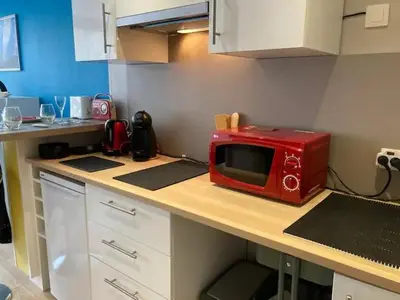 Cuisine ou kitchenette dans l'établissement Studio en résidence, aux Trois-Epis