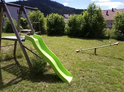 Aire de jeux pour enfants de l'établissement Gites les Granites avec balcon