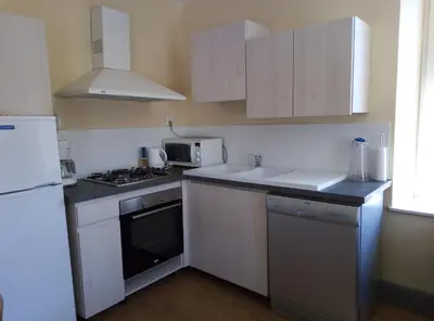 Cuisine ou kitchenette dans l'établissement Gites les Granites avec balcon