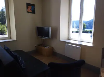 Télévision ou salle de divertissement dans l'établissement Gites les Granites avec balcon