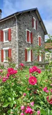 Jardin de l'établissement Gites les Granites avec balcon