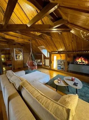 Coin salon dans l'établissement Un Chalet dans la ville