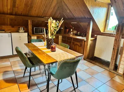 Cuisine ou kitchenette dans l'établissement Un Chalet dans la ville