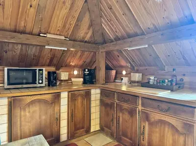 Cuisine ou kitchenette dans l'établissement Un Chalet dans la ville