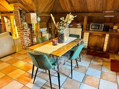 Cuisine ou kitchenette dans l'établissement Un Chalet dans la ville