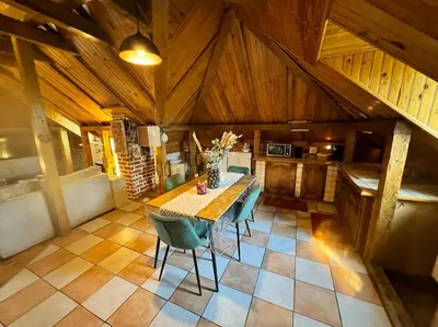 Cuisine ou kitchenette dans l'établissement Un Chalet dans la ville