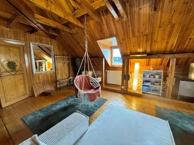 Cuisine ou kitchenette dans l'établissement Un Chalet dans la ville