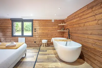 Salle de bains dans l'établissement Chalet La Perle Verte, luxe, piscine, spa et sauna