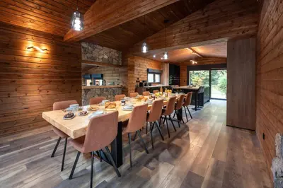 Restaurant ou autre lieu de restauration dans l'établissement Chalet La Perle Verte, luxe, piscine, spa et sauna