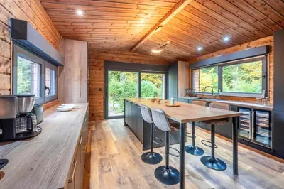 Télévision ou salle de divertissement dans l'établissement Chalet La Perle Verte, luxe, piscine, spa et sauna