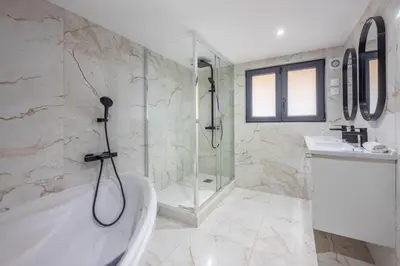 Salle de bains dans l'établissement Chalet La Perle Verte, luxe, piscine, spa et sauna