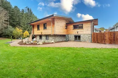 Jardin de l'établissement Chalet La Perle Verte, luxe, piscine, spa et sauna