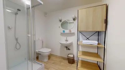 Salle de bains dans l'établissement Le Bois Dormant 1