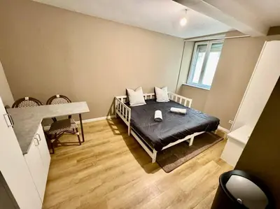 Un ou plusieurs lits dans un hébergement de l'établissement Appartement proche place de la réunion au calme