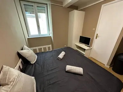 Un ou plusieurs lits dans un hébergement de l'établissement Appartement proche place de la réunion au calme