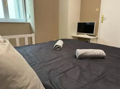 Un ou plusieurs lits dans un hébergement de l'établissement Appartement proche place de la réunion au calme