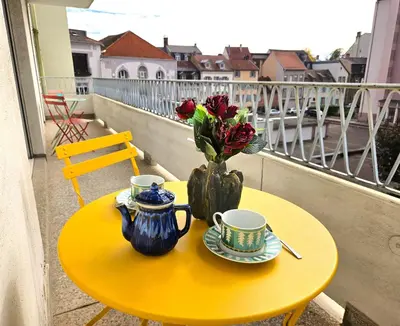 Balcon ou terrasse dans l'établissement Charmant T4- Centre Ville- Parking Privé