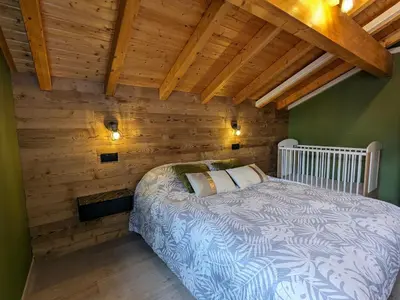 Un ou plusieurs lits dans un hébergement de l'établissement Chalet cosy avec sauna et spa dans le Massif des Vosges - FR-1-589-672