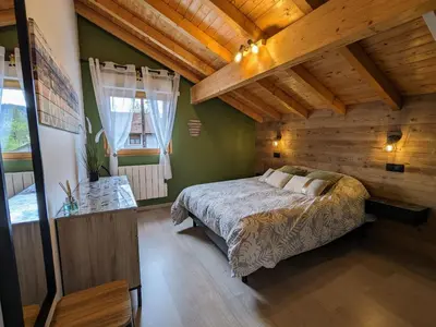 Un ou plusieurs lits dans un hébergement de l'établissement Chalet cosy avec sauna et spa dans le Massif des Vosges - FR-1-589-672