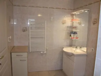 Salle de bains dans l'établissement Gîte confortable près de Gérardmer avec terrasse et accueil chaleureux - FR-1-589-676