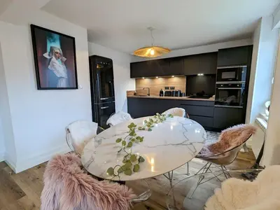 Cuisine ou kitchenette dans l'établissement Appartement rénové avec jardin, parking et WiFi à Gérardmer - FR-1-589-678