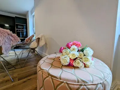 Coin salon dans l'établissement Appartement rénové avec jardin, parking et WiFi à Gérardmer - FR-1-589-678