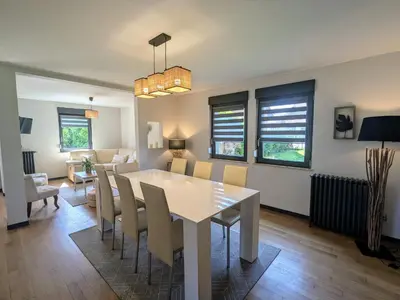 Coin salon dans l'établissement Gîte spacieux, confort moderne, jardin paisible - FR-1-589-695