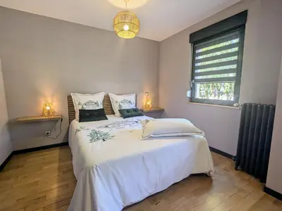 Un ou plusieurs lits dans un hébergement de l'établissement Gîte spacieux, confort moderne, jardin paisible - FR-1-589-695