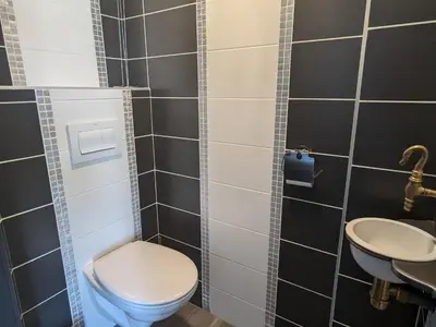 Salle de bains dans l'établissement Gîte spacieux, confort moderne, jardin paisible - FR-1-589-695