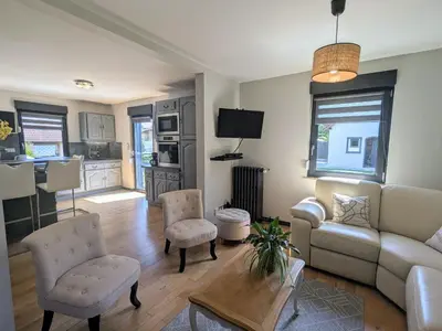 Coin salon dans l'établissement Gîte spacieux, confort moderne, jardin paisible - FR-1-589-695