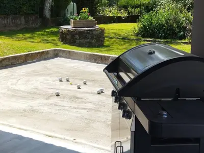 Barbecue disponible mis à disposition des clients de la maison de vacances