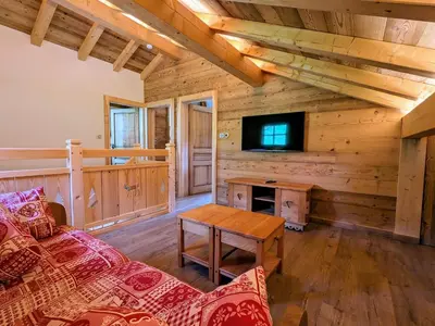 Télévision ou salle de divertissement dans l'établissement Chalet au cœur des Vosges avec sauna, terrasse et connexion WIFI - FR-1-589-692
