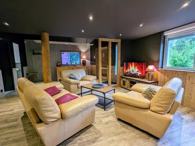 Coin salon dans l'établissement Chalet de charme pour 6 pers., proche ski, WiFi, parking, animaux admis - FR-1-589-683