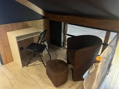 Coin salon dans l'établissement Chalet de charme pour 6 pers., proche ski, WiFi, parking, animaux admis - FR-1-589-683