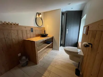 Salle de bains dans l'établissement Chalet de charme pour 6 pers., proche ski, WiFi, parking, animaux admis - FR-1-589-683