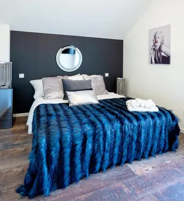 Un ou plusieurs lits dans un hébergement de l'établissement La Marilyn by Leslodgespa - Confort haut de gamme, salle de bain privée, jardin et cuisine commune, à 5 minutes de l'aéroport