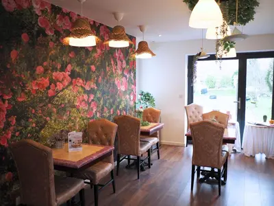 Coin salon dans l'établissement La Marilyn by Leslodgespa - Confort haut de gamme, salle de bain privée, jardin et cuisine commune, à 5 minutes de l'aéroport