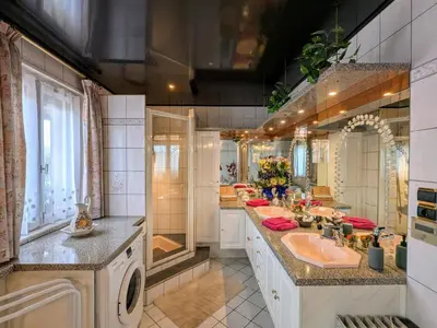 Cuisine ou kitchenette dans l'établissement Chambre spacieuse avec balcon et accès piscine chauffée - FR-1-589-701