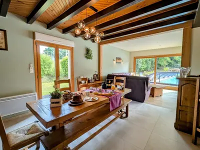 Coin salon dans l'établissement Chambre spacieuse avec balcon et accès piscine chauffée - FR-1-589-701